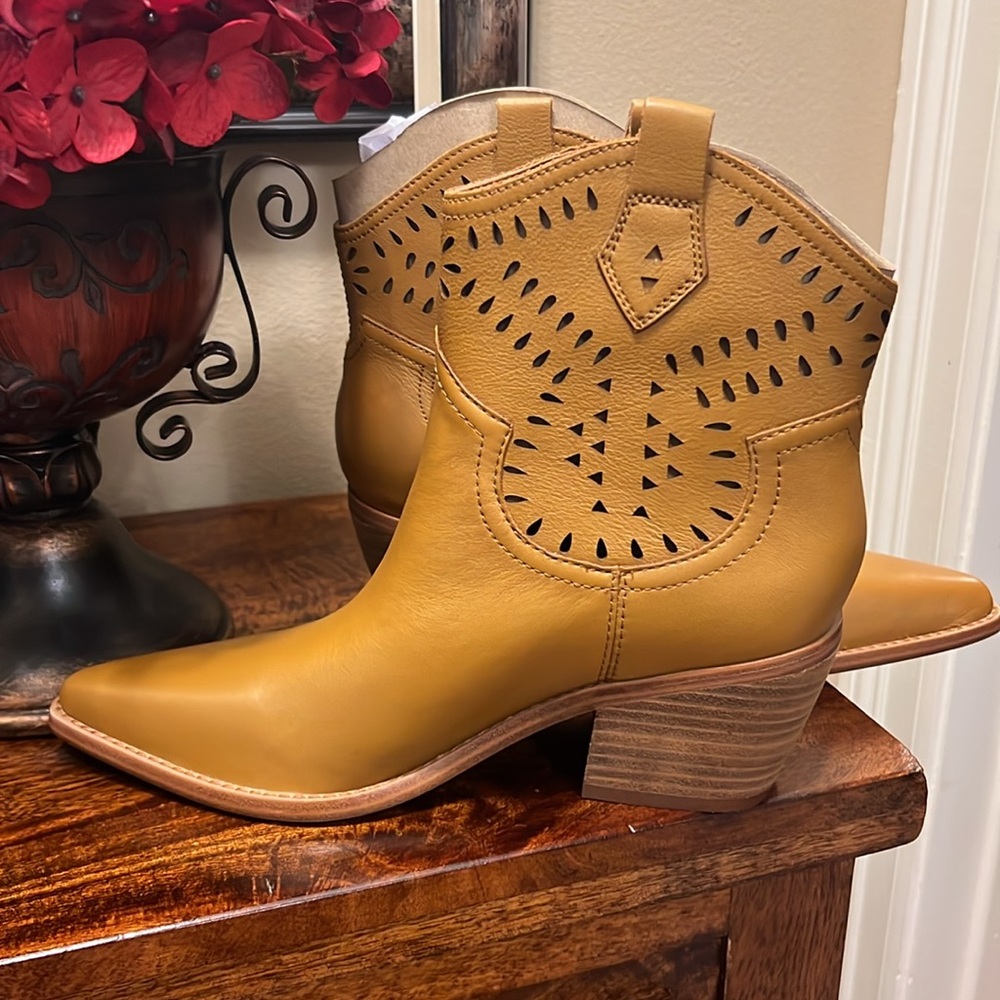 Marc Fisher LTD Elyma Leather Bootie in Medium Natural, Size 7M, NIB - Picture 5 of 17